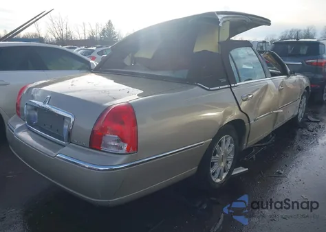 2011 Lincoln Town Car Signature Limited z USA, uszkodzony, nr VIN 2LNBL8CV6BX757412